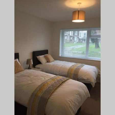 2-Bed Sleeps 4 Comfy For Contractors With Free Parking In Crawley Near Gatwick Manor Royal Refurbished 아파트 외부 사진