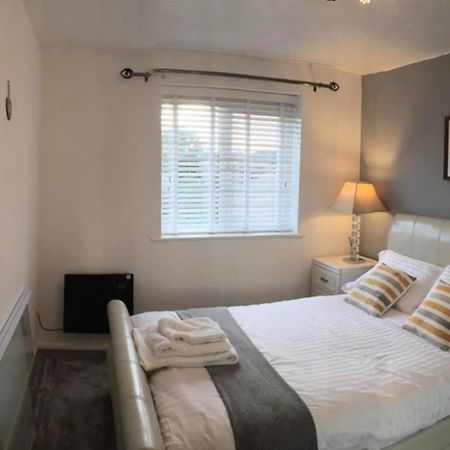 2-Bed Sleeps 4 Comfy For Contractors With Free Parking In Crawley Near Gatwick Manor Royal Refurbished 아파트 외부 사진