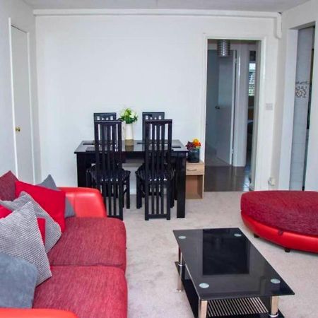 2-Bed Sleeps 4 Comfy For Contractors With Free Parking In Crawley Near Gatwick Manor Royal Refurbished 아파트 외부 사진