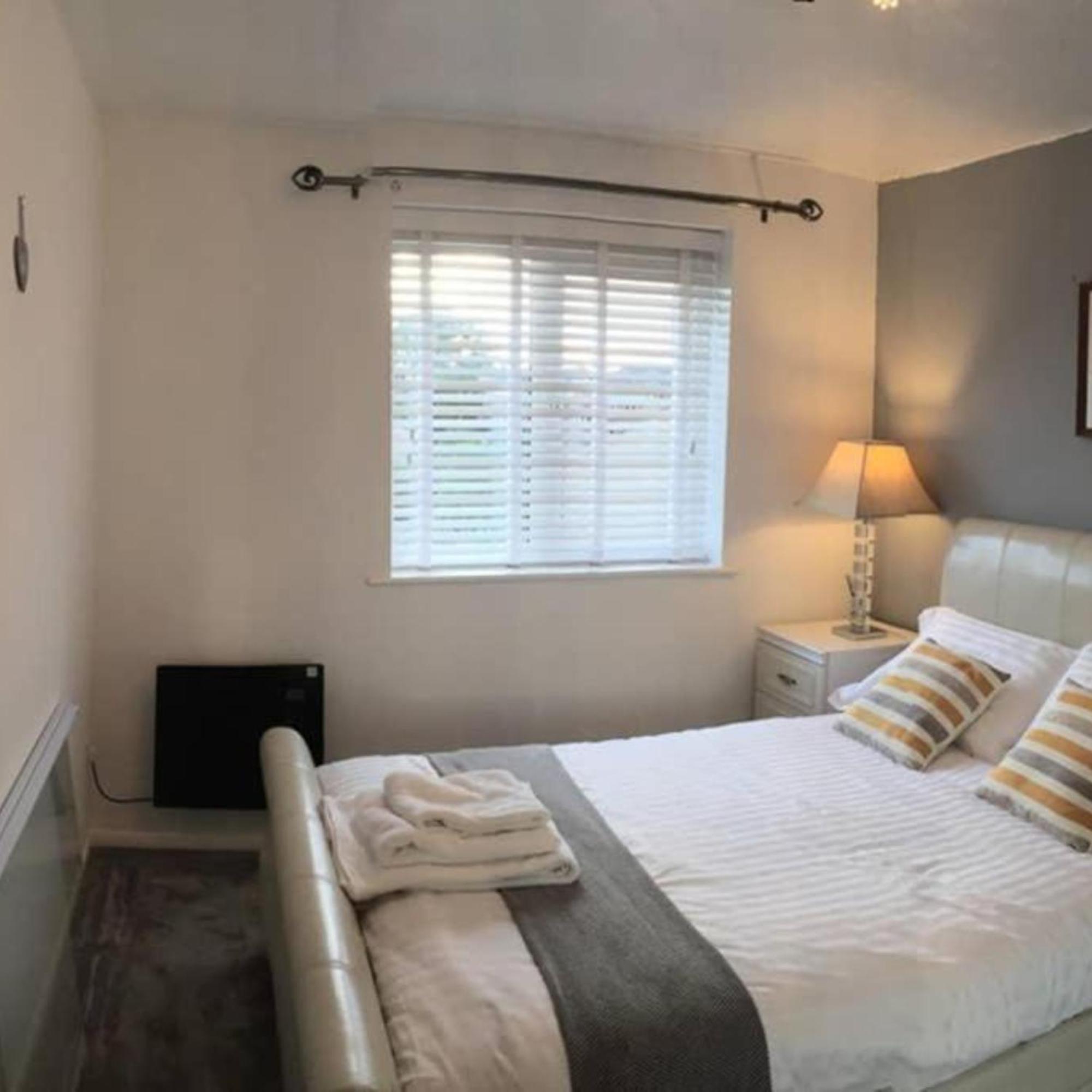 2-Bed Sleeps 4 Comfy For Contractors With Free Parking In Crawley Near Gatwick Manor Royal Refurbished 아파트 외부 사진