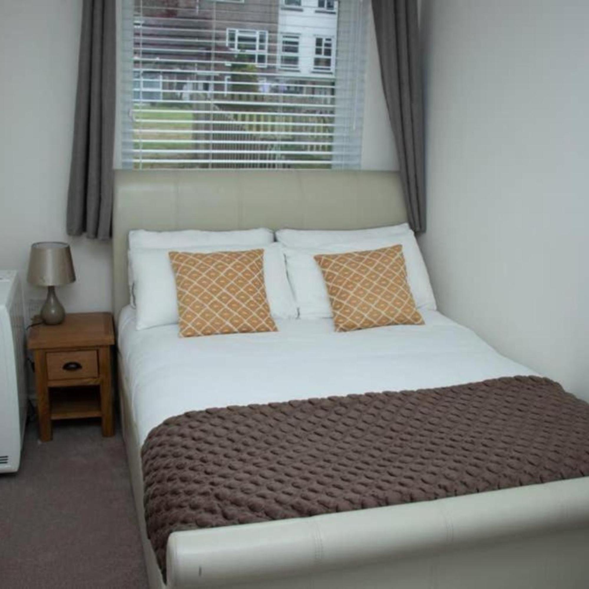 2-Bed Sleeps 4 Comfy For Contractors With Free Parking In Crawley Near Gatwick Manor Royal Refurbished 아파트 외부 사진
