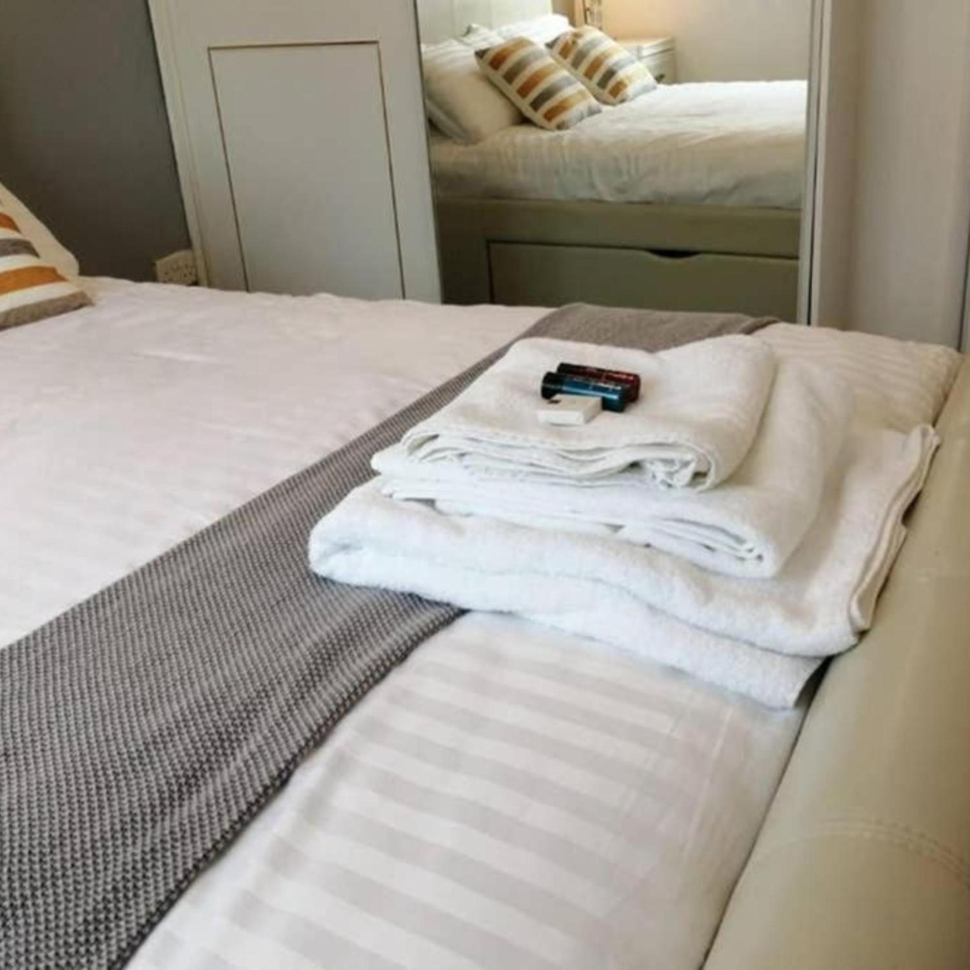 2-Bed Sleeps 4 Comfy For Contractors With Free Parking In Crawley Near Gatwick Manor Royal Refurbished 아파트 외부 사진