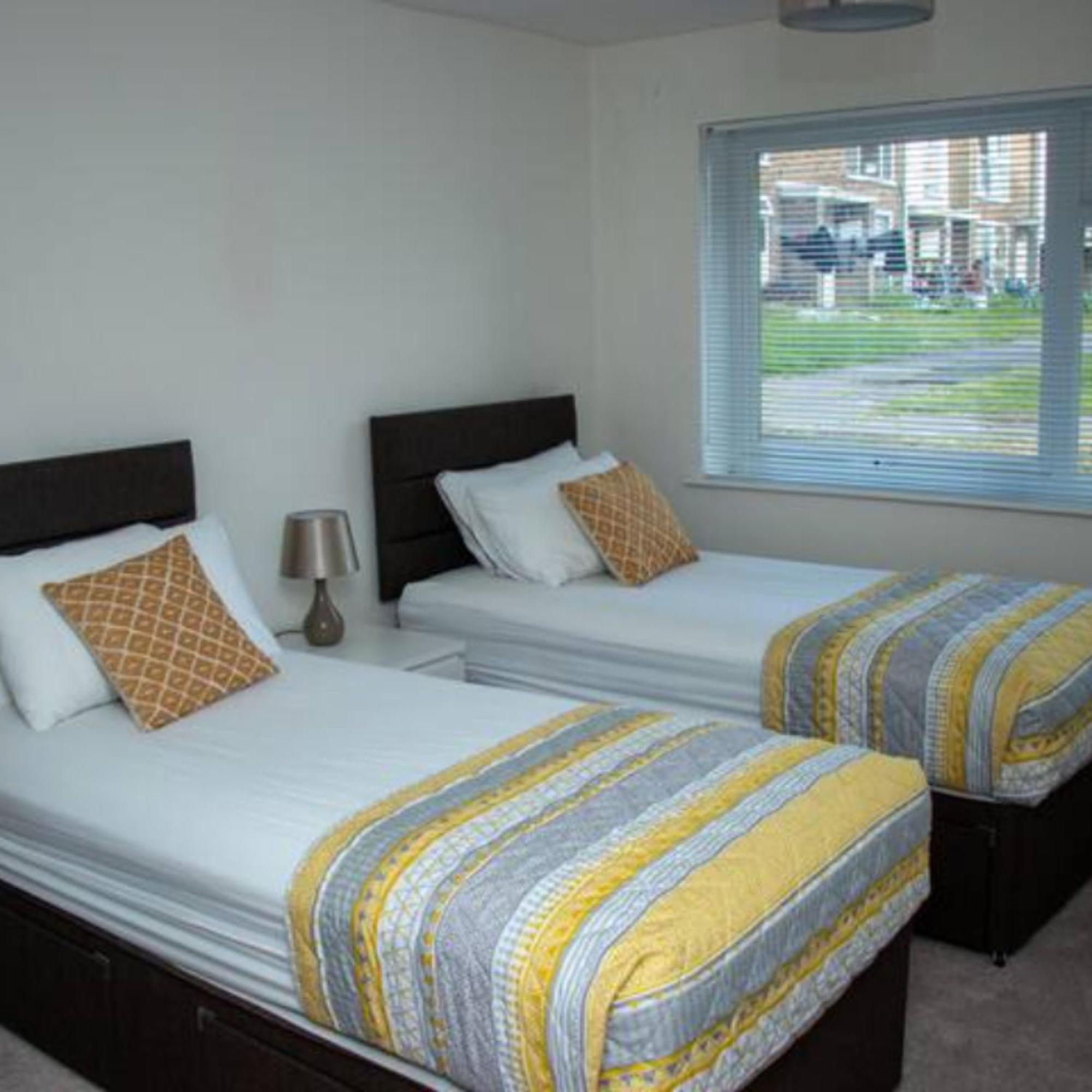 2-Bed Sleeps 4 Comfy For Contractors With Free Parking In Crawley Near Gatwick Manor Royal Refurbished 아파트 외부 사진