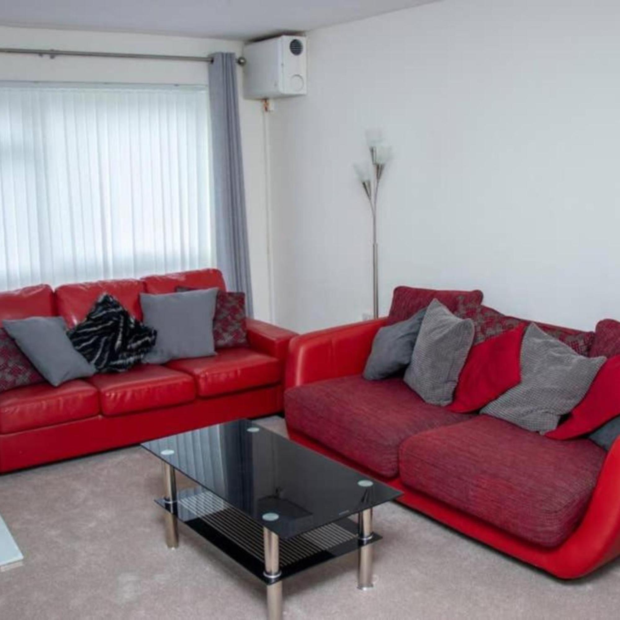 2-Bed Sleeps 4 Comfy For Contractors With Free Parking In Crawley Near Gatwick Manor Royal Refurbished 아파트 외부 사진