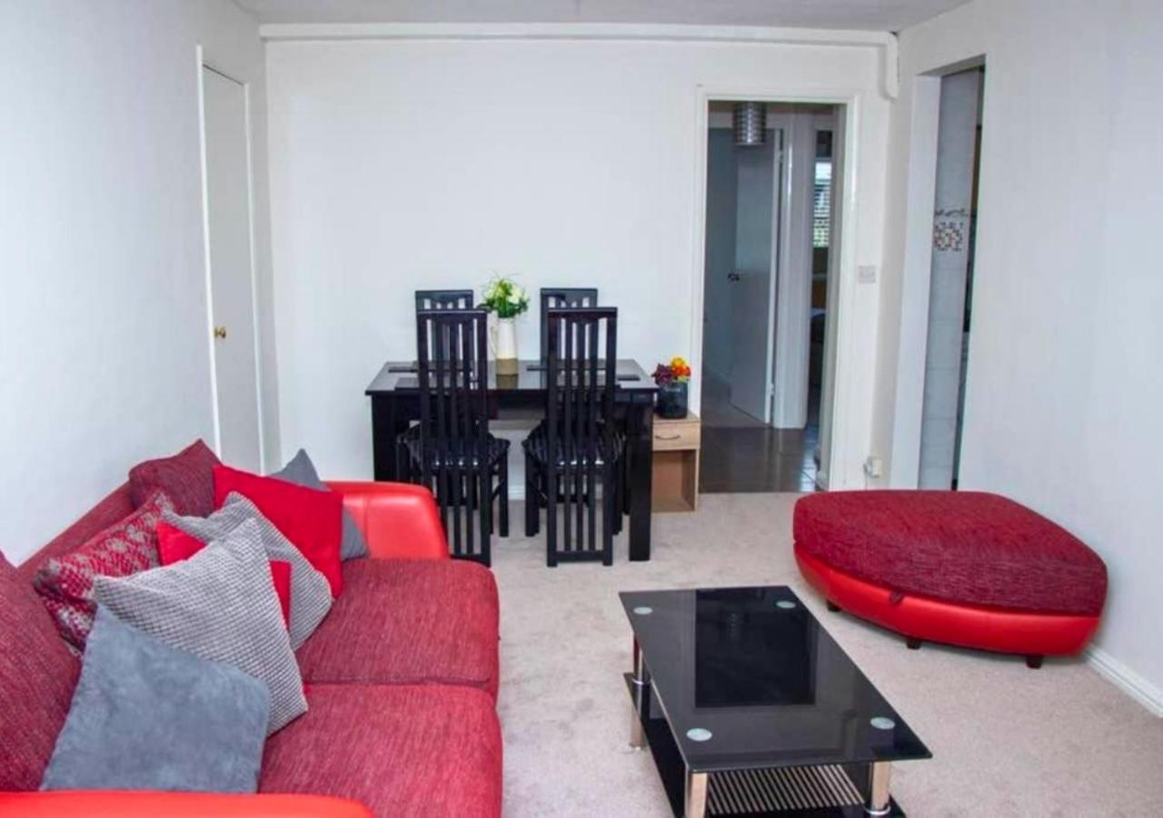 2-Bed Sleeps 4 Comfy For Contractors With Free Parking In Crawley Near Gatwick Manor Royal Refurbished 아파트 외부 사진