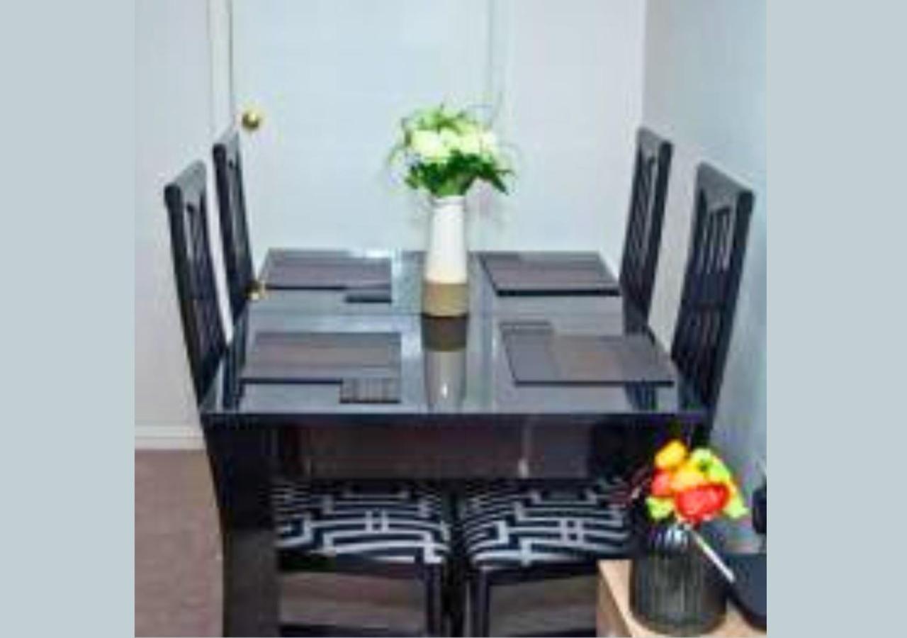 2-Bed Sleeps 4 Comfy For Contractors With Free Parking In Crawley Near Gatwick Manor Royal Refurbished 아파트 외부 사진