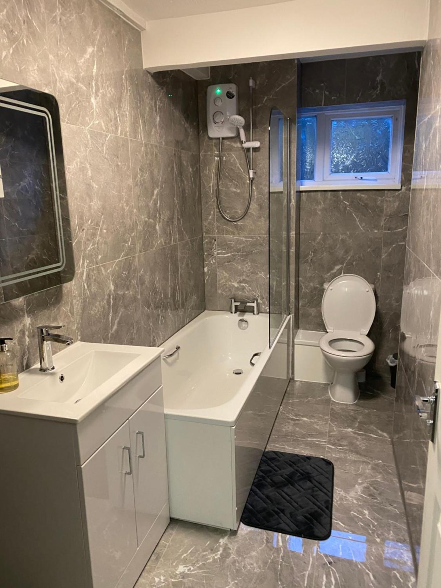 2-Bed Sleeps 4 Comfy For Contractors With Free Parking In Crawley Near Gatwick Manor Royal Refurbished 아파트 외부 사진