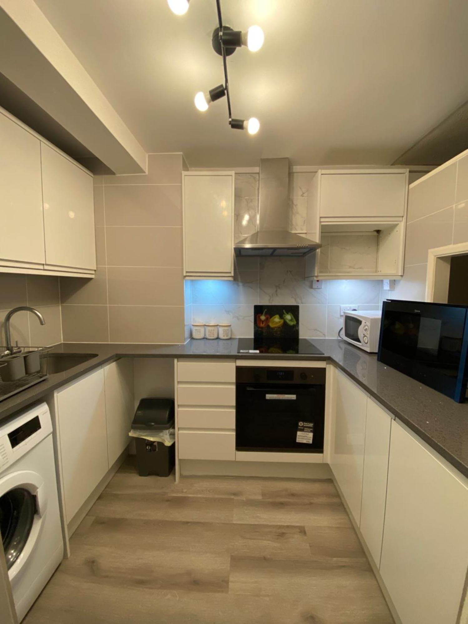 2-Bed Sleeps 4 Comfy For Contractors With Free Parking In Crawley Near Gatwick Manor Royal Refurbished 아파트 외부 사진