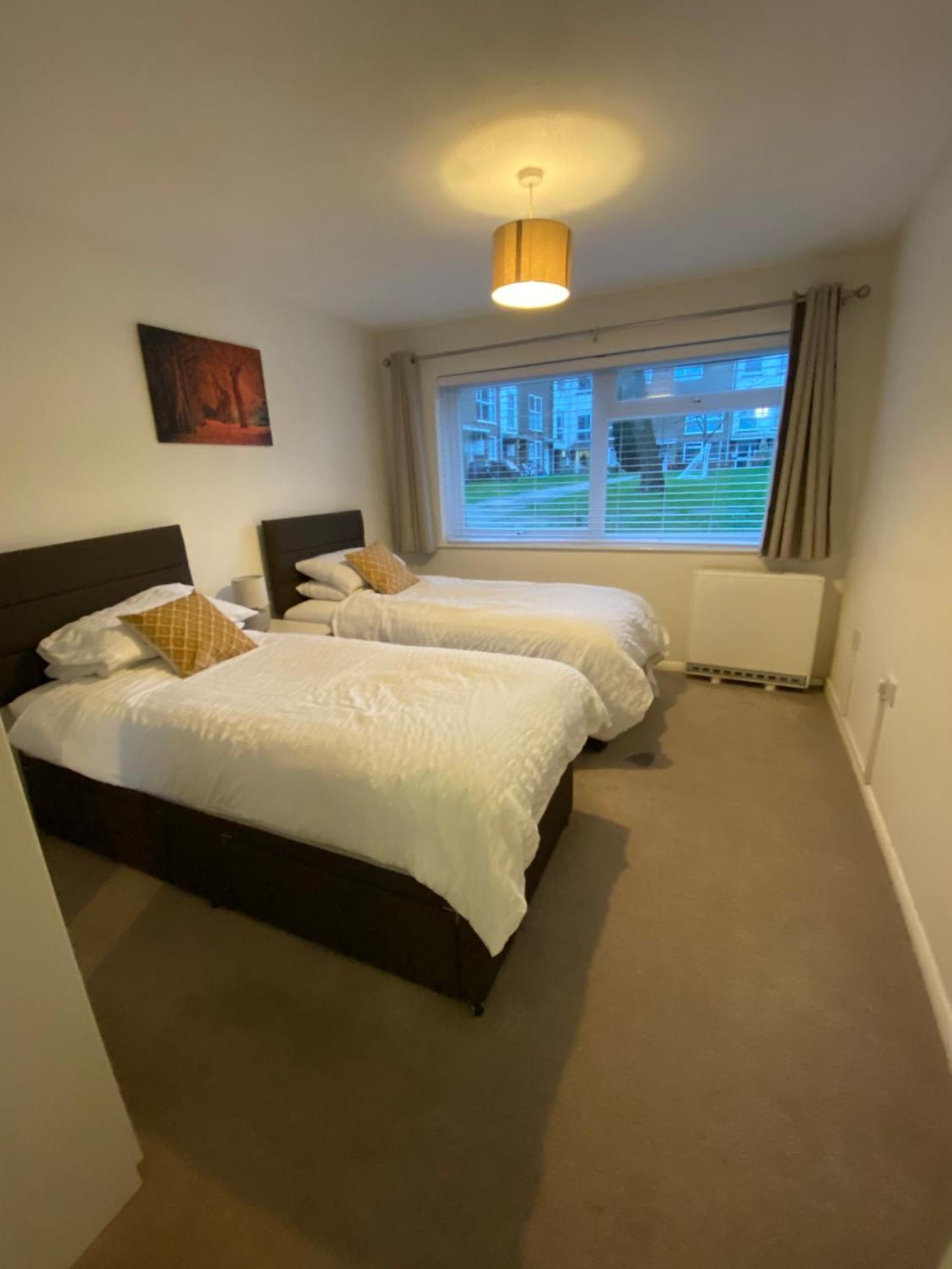 2-Bed Sleeps 4 Comfy For Contractors With Free Parking In Crawley Near Gatwick Manor Royal Refurbished 아파트 외부 사진