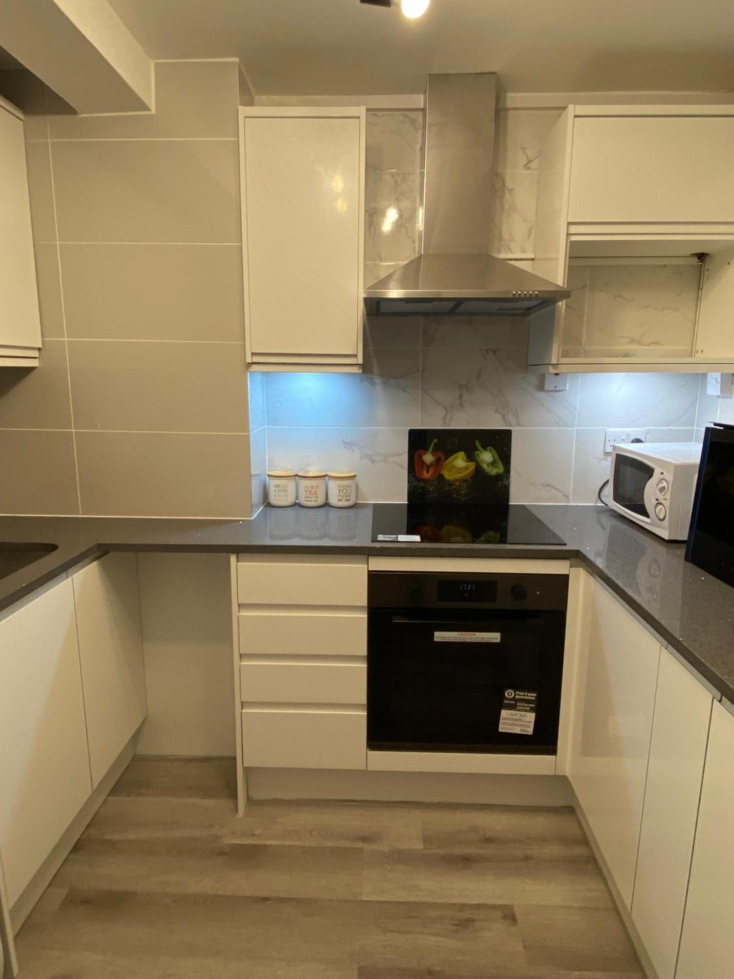 2-Bed Sleeps 4 Comfy For Contractors With Free Parking In Crawley Near Gatwick Manor Royal Refurbished 아파트 외부 사진