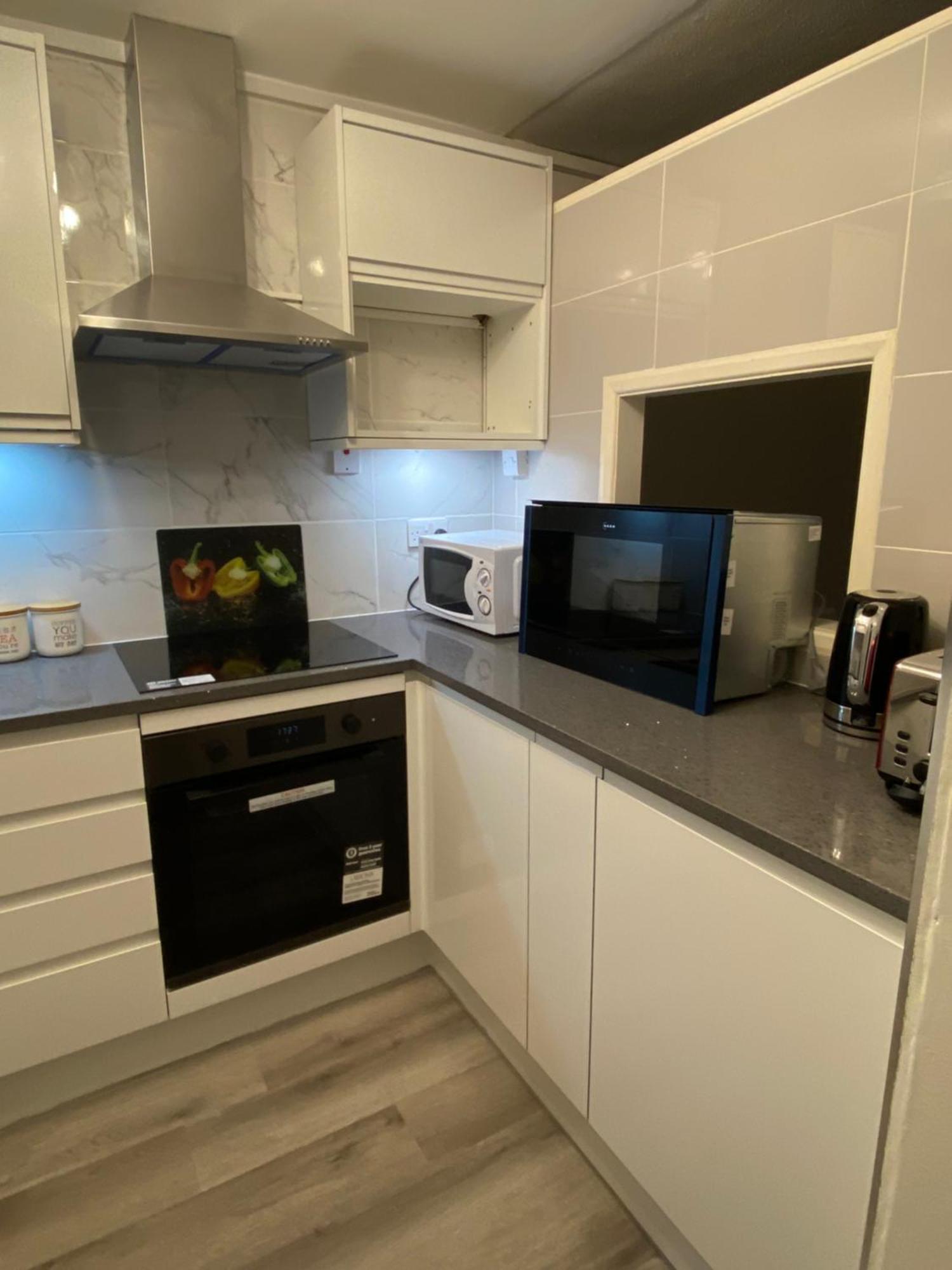 2-Bed Sleeps 4 Comfy For Contractors With Free Parking In Crawley Near Gatwick Manor Royal Refurbished 아파트 외부 사진