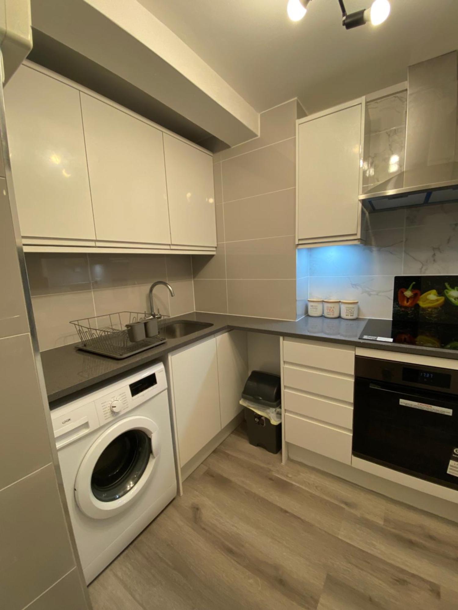 2-Bed Sleeps 4 Comfy For Contractors With Free Parking In Crawley Near Gatwick Manor Royal Refurbished 아파트 외부 사진