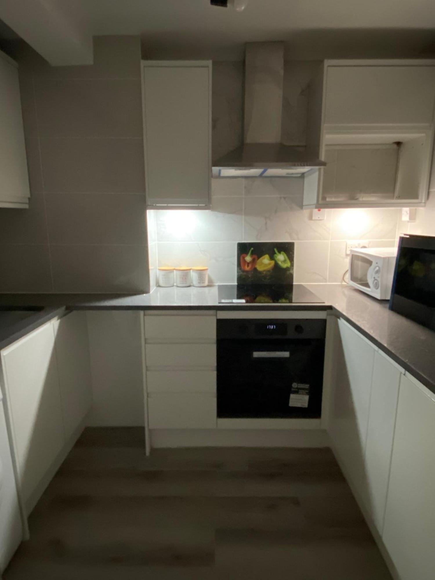 2-Bed Sleeps 4 Comfy For Contractors With Free Parking In Crawley Near Gatwick Manor Royal Refurbished 아파트 외부 사진